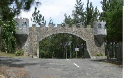 Se vende de terreno de 1,560m² en Cerro Azul con cancha de tenis