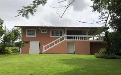 Se vende casa en Coronado con amplio terreno y casa de Huéspedes