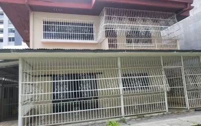 Se vende casa comercial de 2 niveles en Villa de las Fuentes, Bethania