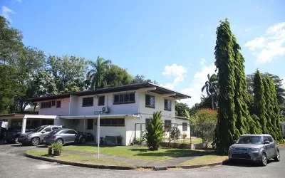 Se alquila casa en Balboa, 5 recámaras, semi amoblada, amplio jardín