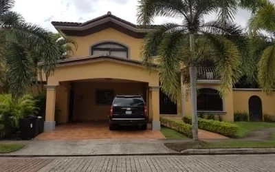 Se vende casa de dos niveles y piscina, ubicada en Costa del Este