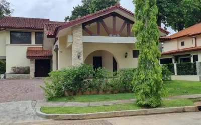 Se vende o alquila casa de 2 niveles, cuenta con 5 recamaras, ubicada en Clayton