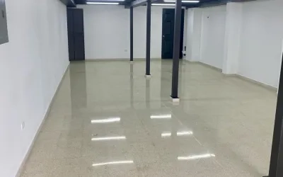 Alquiler de Local en Planta Baja Frente a Vía Brasil | Espacio con Entrada de Vidrio y Puertas Enrollables