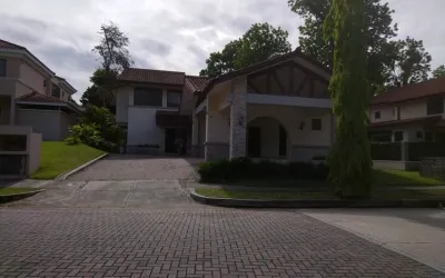 Se vende casa de dos pisos ubicada en residencial Sendero de cruces, Clayton