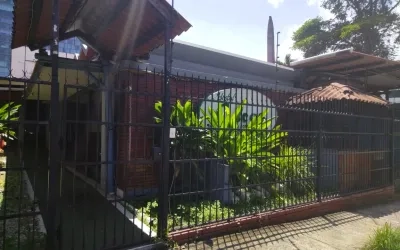 Se alquila casa hostal con 10 habitaciones, cada una con baño