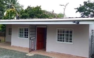 Se vende casa en Las Tablas – Santa Isabel, terreno en esquina de 390 m²