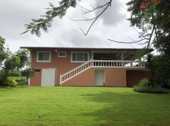 Se vende casa en Coronado con amplio terreno y casa de Huéspedes
