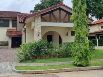 Se vende o alquila casa de 2 niveles, cuenta con 5 recamaras, ubicada en Clayton
