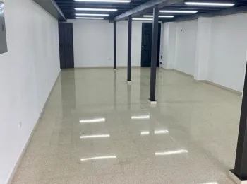 Alquiler de Local en Planta Baja Frente a Vía Brasil | Espacio con Entrada de Vidrio y Puertas Enrollables