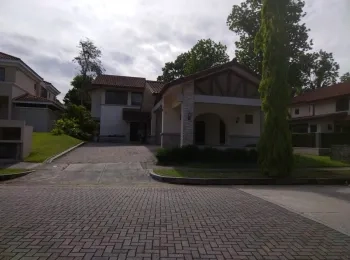 Se vende casa de dos pisos ubicada en residencial Sendero de cruces, Clayton