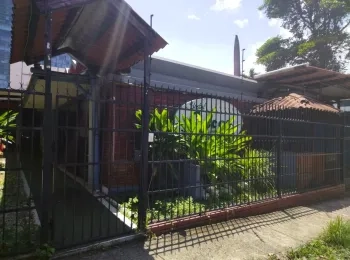 Se alquila casa hostal con 10 habitaciones, cada una con baño